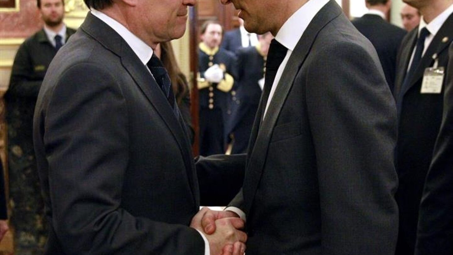 El presidente de la Generalitat de Catalu&ntilde;a, Artur Mas, da el p&eacute;same a Adolfo Su&aacute;rez Illana