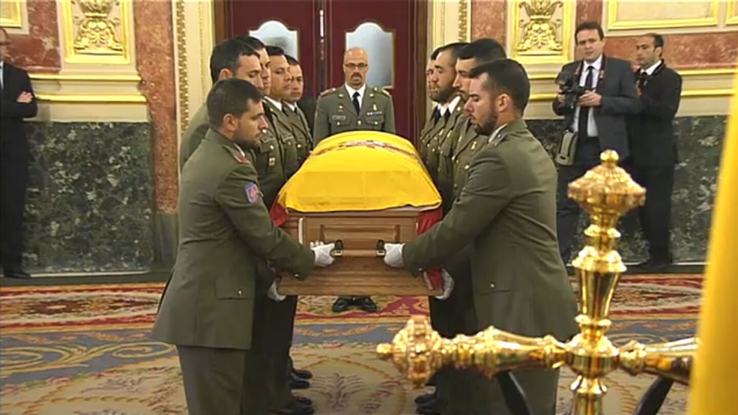 Los restos del expresidente Adolfo Su&aacute;rez entran en el Congreso