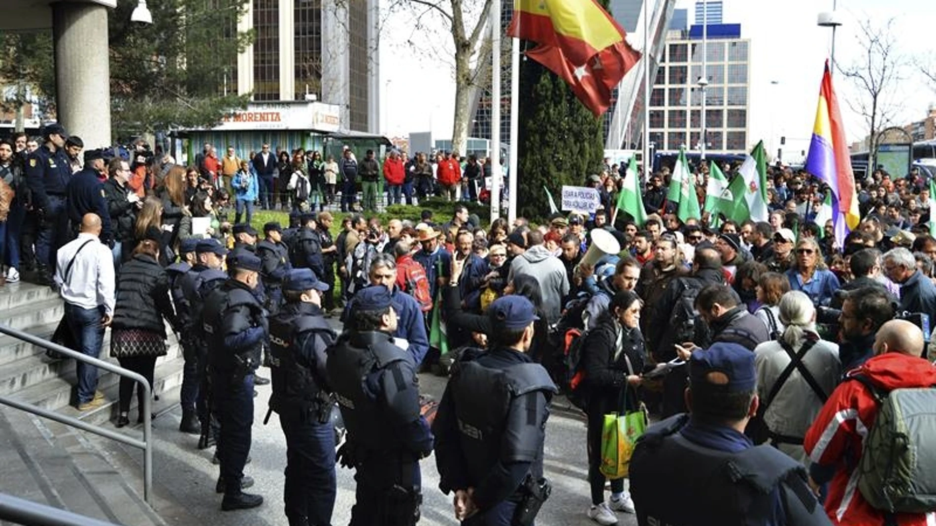 Varias decenas de personas se han concentrado a las puertas del los juzgados de Plaza de Castilla
