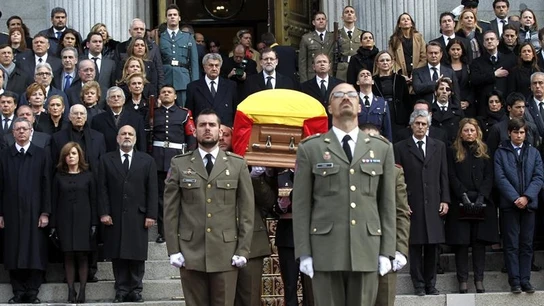 El féretro de Adolfo Suárez abandona el Congreso por la escalinata de la Puerta de los Leones El féretro de Adolfo Suárez abandona el Congreso por la escalinata de la Puerta de los Leones