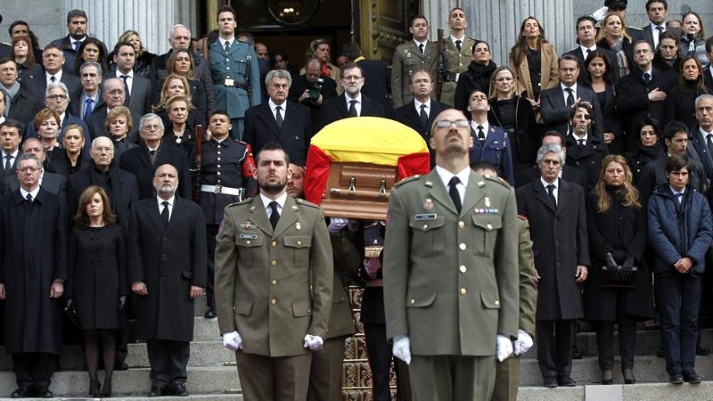 El f&eacute;retro de Adolfo Su&aacute;rez abandona el Congreso por la escalinata de la Puerta de los Leones
