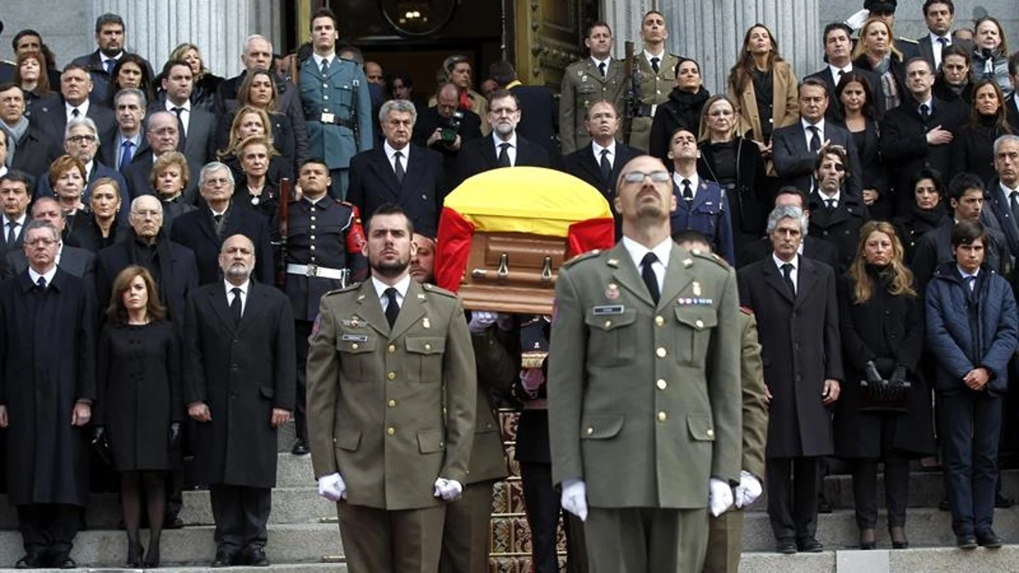 El féretro de Adolfo Suárez abandona el Congreso por la escalinata de la Puerta de los Leones El féretro de Adolfo Suárez abandona el Congreso por la escalinata de la Puerta de los Leones