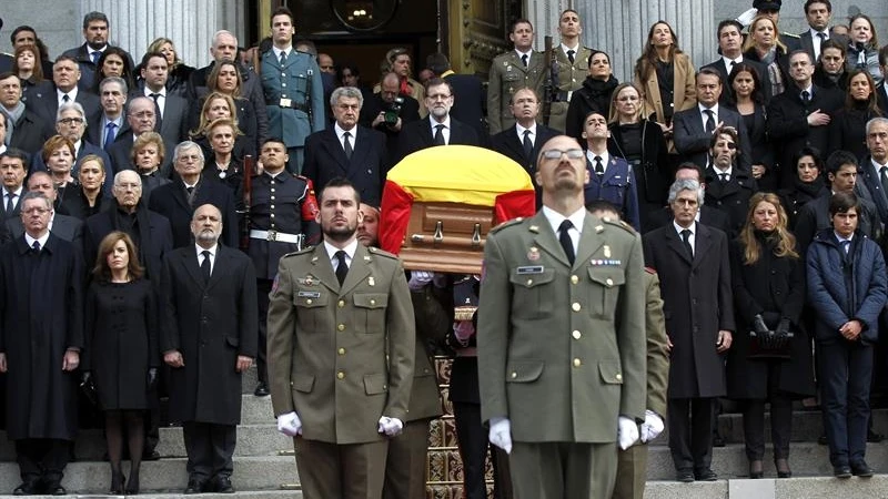 El féretro de Adolfo Suárez abandona el Congreso por la escalinata de la Puerta de los Leones