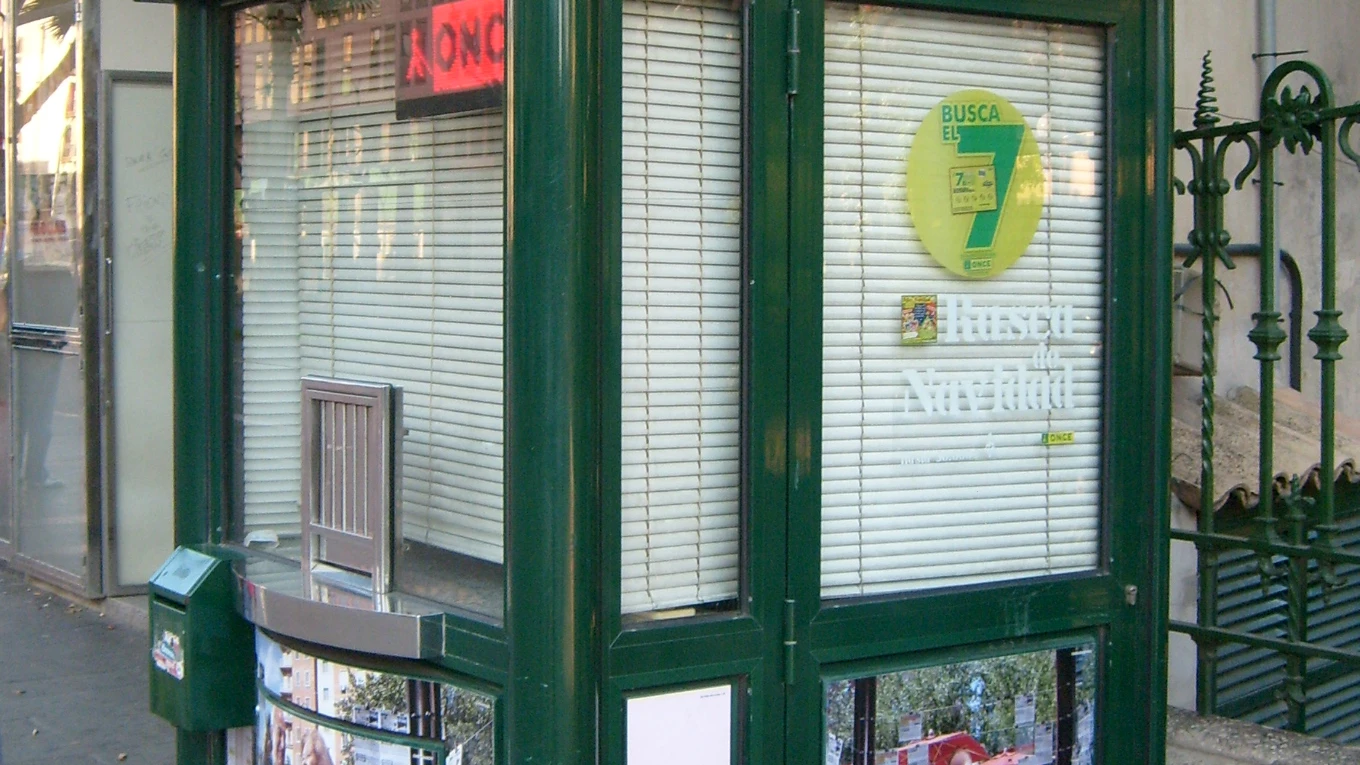 Un kiosko de la ONCE en la calle