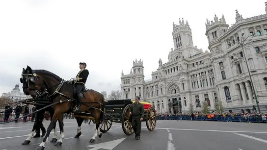 El féretro de Adolfo Suárez llega a la Plaza de Cibeles El féretro de Adolfo Suárez llega a la Plaza de Cibeles