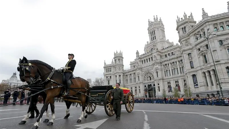 El féretro de Adolfo Suárez llega a la Plaza de Cibeles