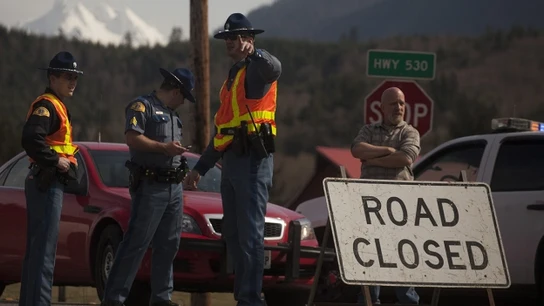 La Policía detiene el tráfico en la autopista que lleva al lugar del deslizamiento de tierras La Policía detiene el tráfico en la autopista que lleva al lugar del deslizamiento de tierras