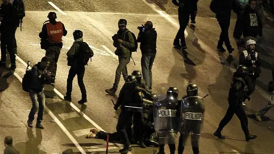 Varios agentes antidisturbios detienen a un joven en las inmediaciones de la Plaza de Colón Varios agentes antidisturbios detienen a un joven en las inmediaciones de la Plaza de Colón