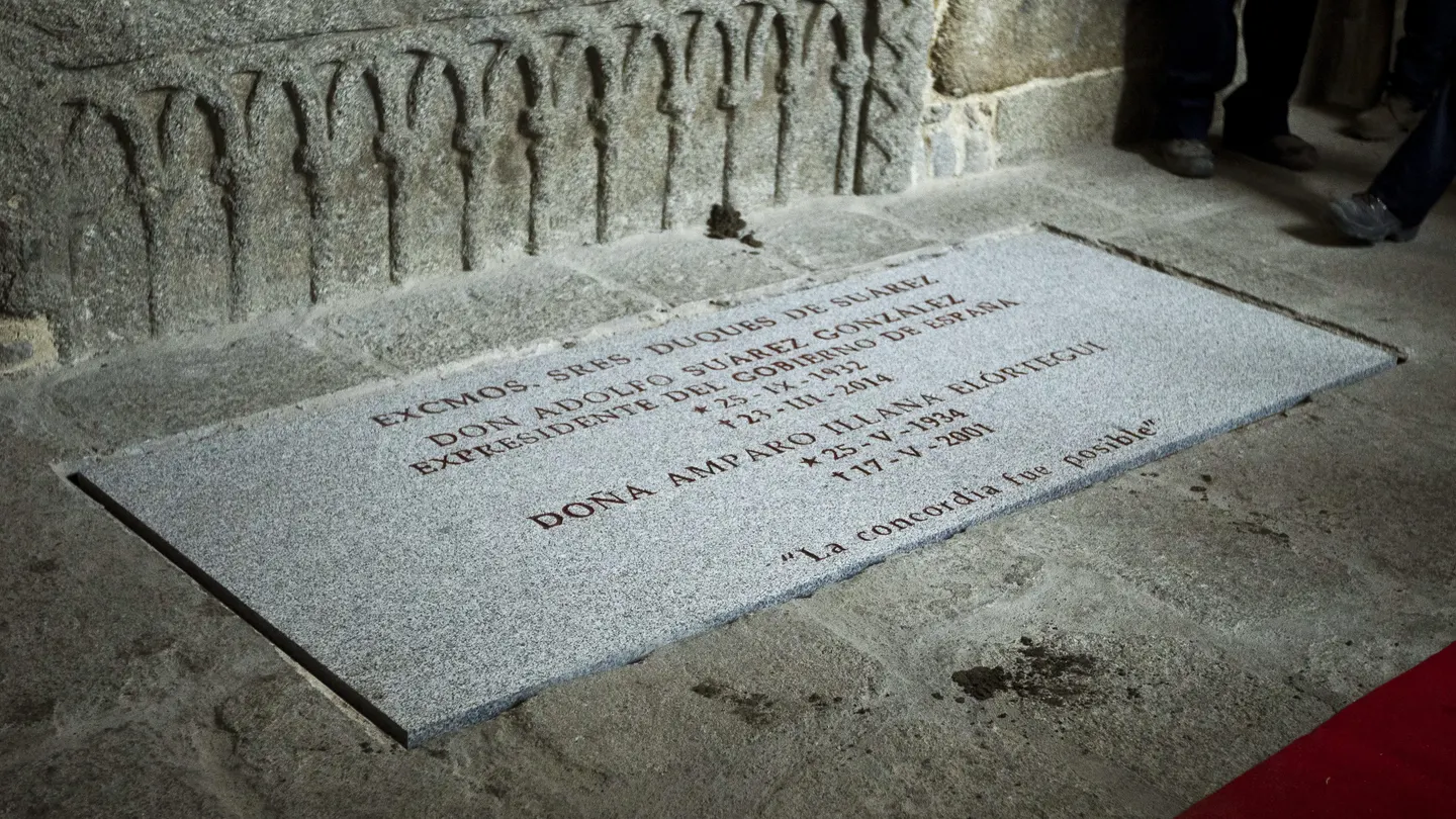 Tumba donde descansan los restos mortales de Adolfo Suárez junto a los de su esposa, Amparo Illana Tumba donde descansan los restos mortales de Adolfo Suárez junto a los de su esposa, Amparo Illana