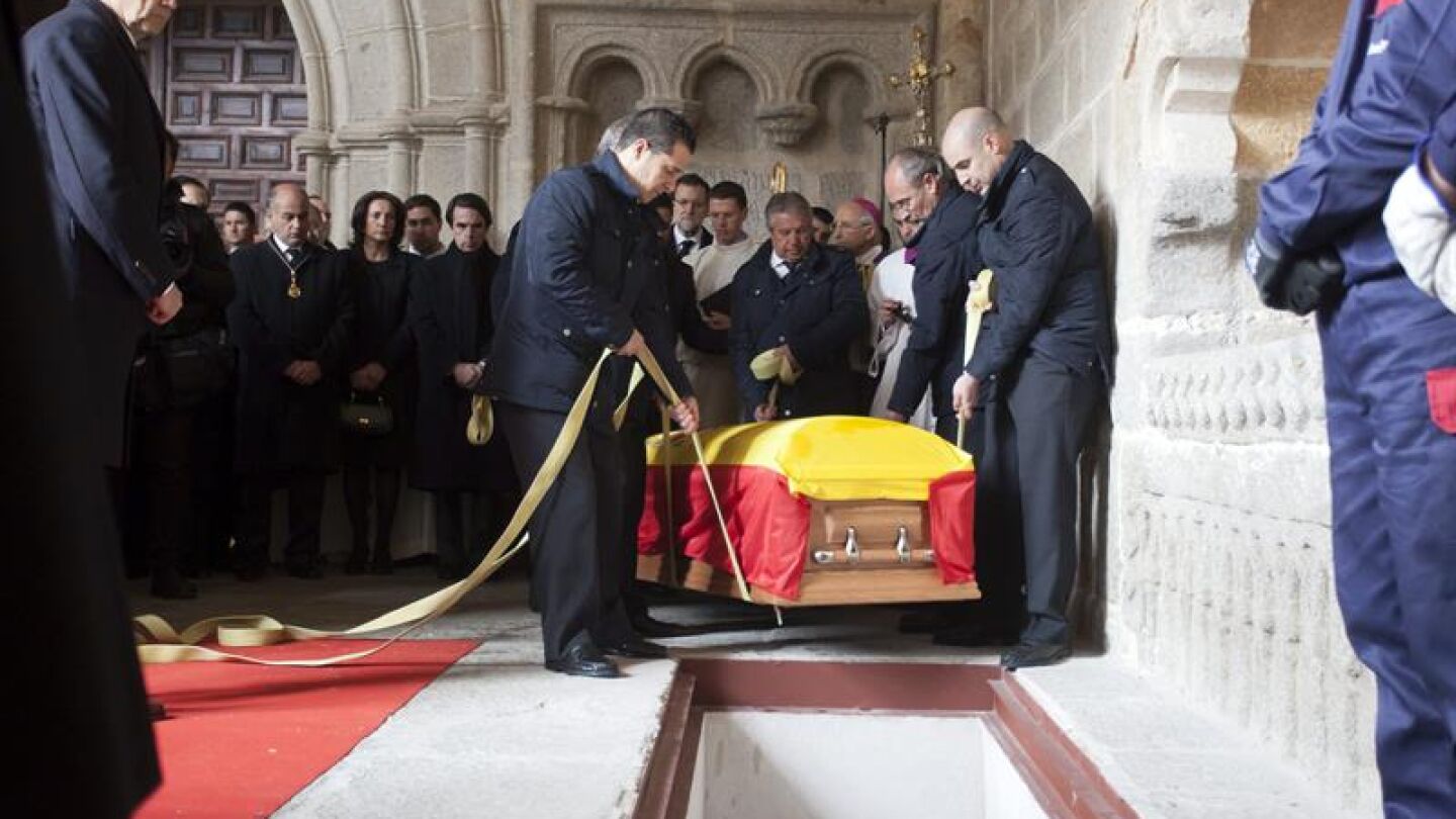 El f&eacute;retro de Adolfo Su&aacute;rez es depositado en la catedral de &Aacute;vila