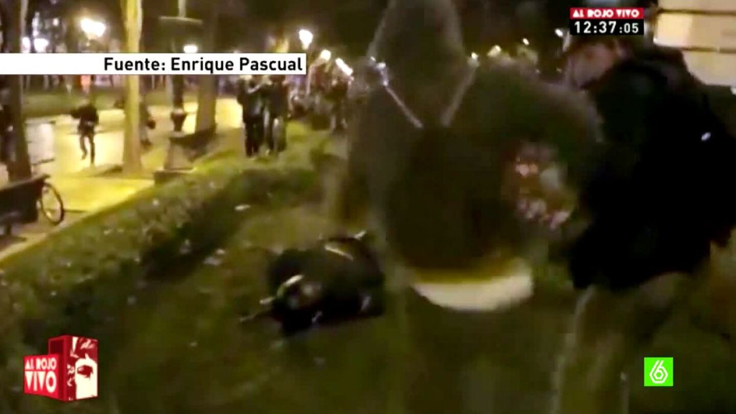 Agente antidisturbios en el suelo