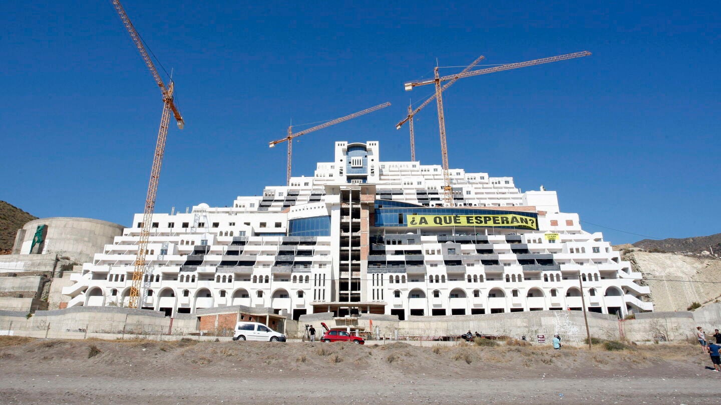 Fotograf&iacute;a del hotel construido en la playa de El Algarrobico