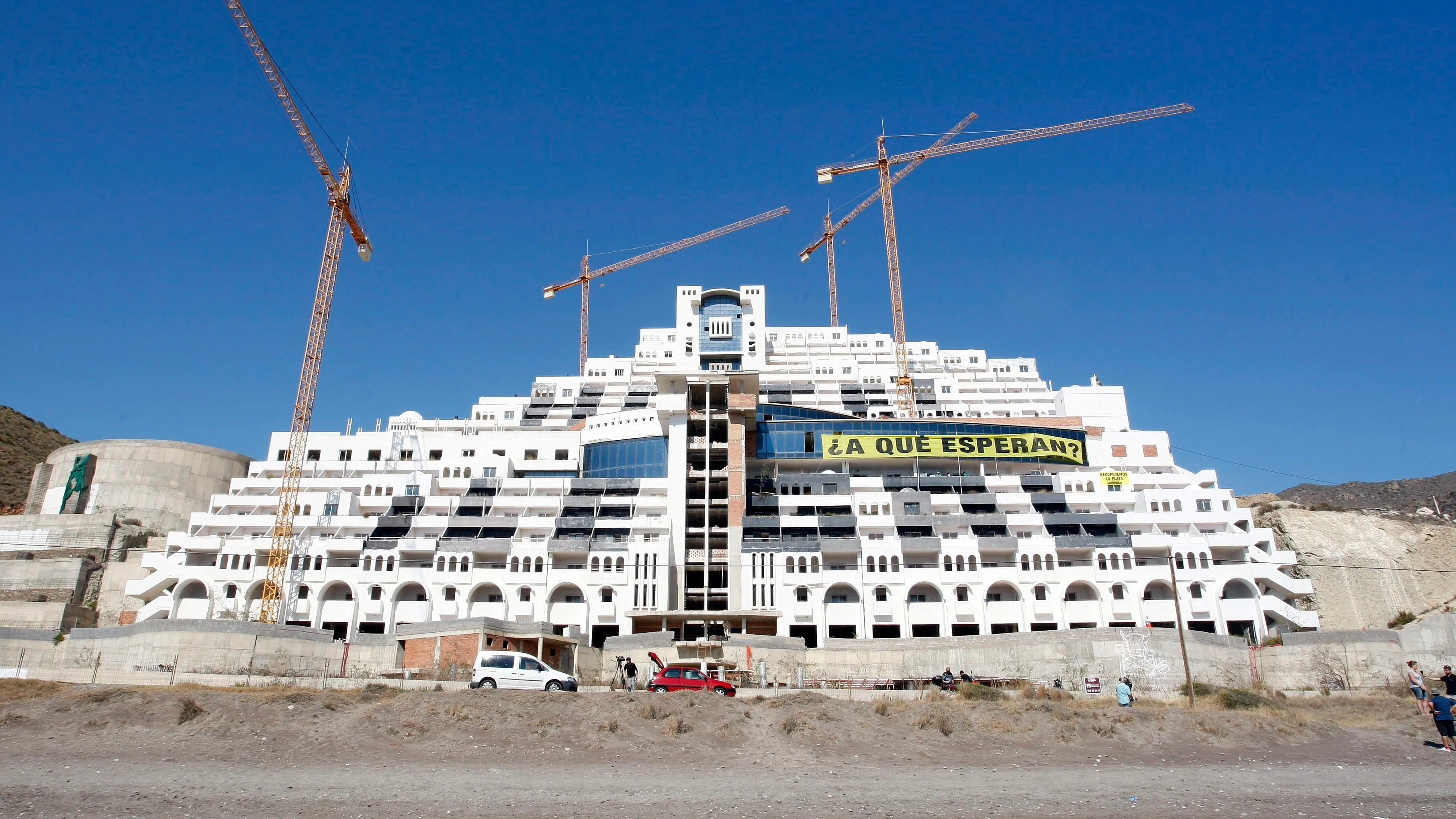 Fotografía del hotel construido en la playa de El Algarrobico