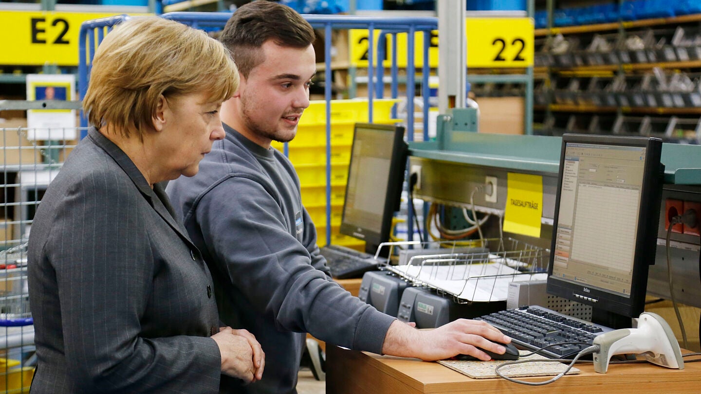 Merkel durante la visita al centro de formaci&oacute;n para inmigrantes