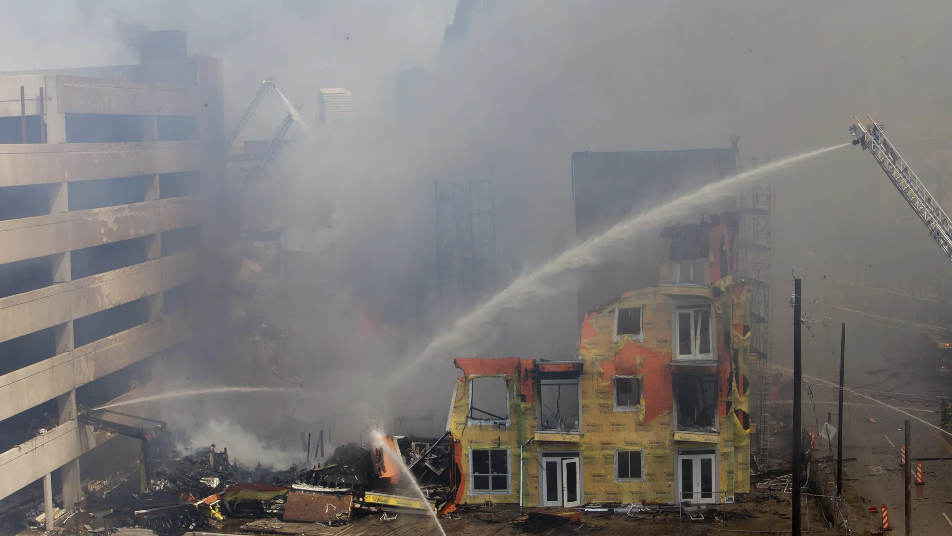 Rescate agónico en un edificio en llamas de Houston