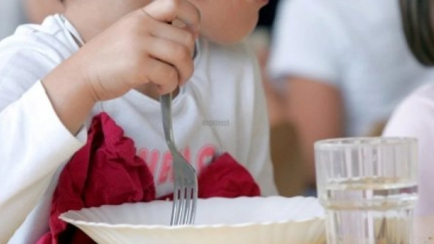 Un menor en un comedor social Un menor en un comedor social