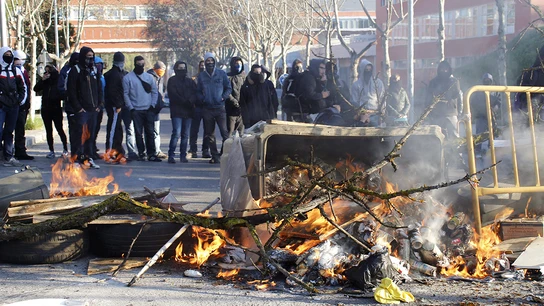 Detenido un estudiante con material inflamable en una de las barricadas de la Complutense Detenido un estudiante con material inflamable en una de las barricadas de la Complutense