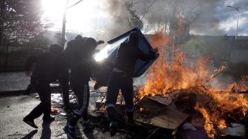 Violentos queman un contenedor en la Universidad Complutense