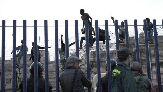 Algunos inmigrantes se subieron a la valla desde donde lanzaban gritos Algunos inmigrantes se subieron a la valla desde donde lanzaban gritos