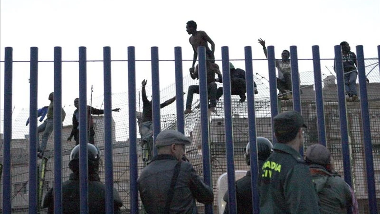 Algunos inmigrantes se subieron a la valla desde donde lanzaban gritos Algunos inmigrantes se subieron a la valla desde donde lanzaban gritos