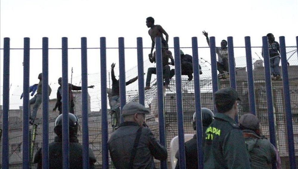Algunos inmigrantes se subieron a la valla desde donde lanzaban gritos
