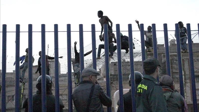 Algunos inmigrantes se subieron a la valla desde donde lanzaban gritos