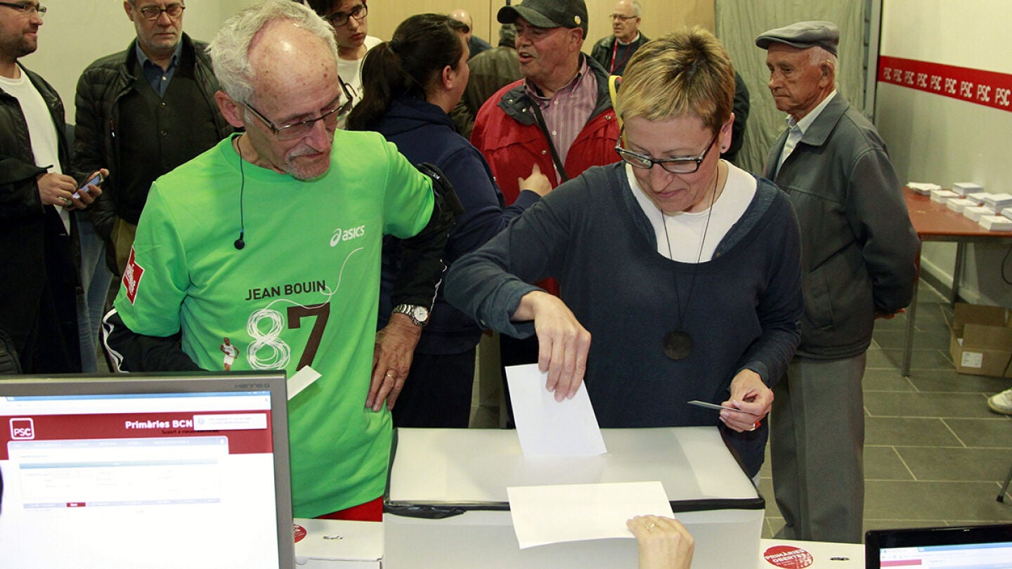 La concejala y candidata a las primarias del PSC de Barcelona, Carmen Andr&eacute;s, votando en estos comicios