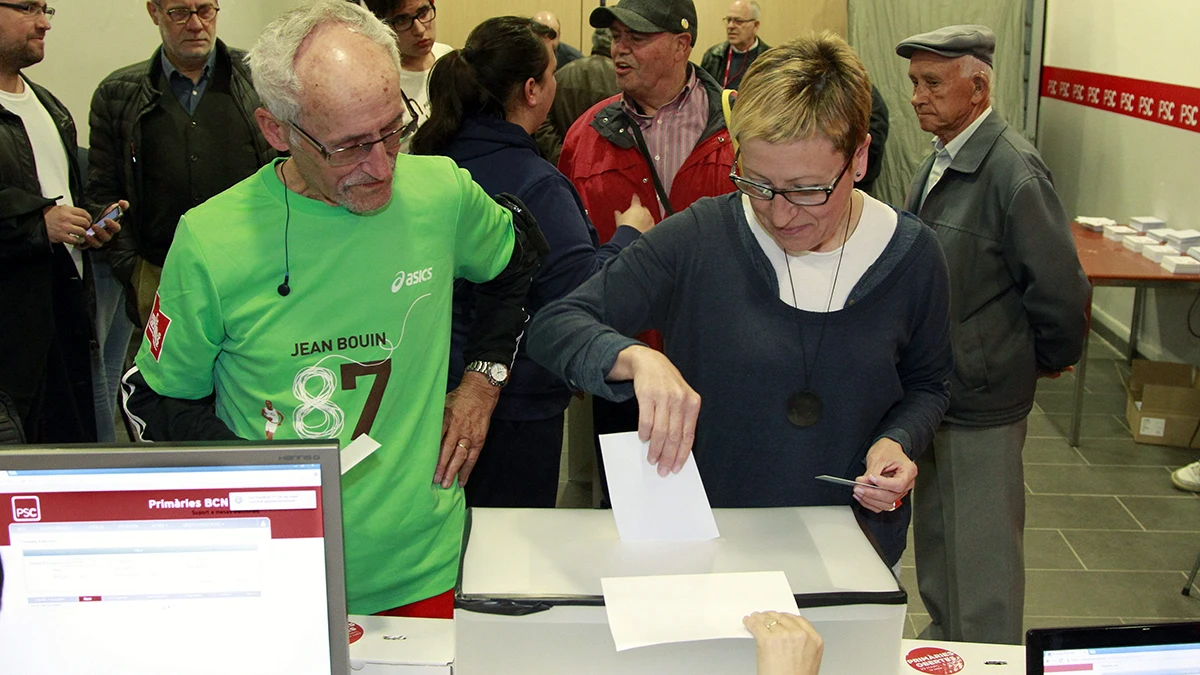 La concejala y candidata a las primarias del PSC de Barcelona, Carmen Andrés, votando en estos comicios