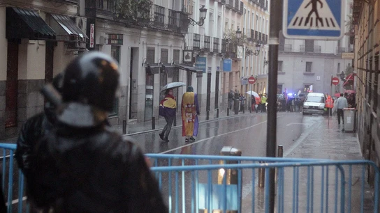 La Policía impide a la coordinadora 25S manifestarse contra la monarquía La Policía impide a la coordinadora 25S manifestarse contra la monarquía