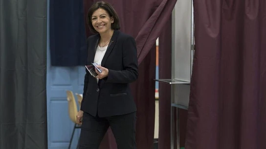 La candidata socialista a la alcaldía de París, Anne Hidalgo, deposita su voto en París. La candidata socialista a la alcaldía de París, Anne Hidalgo, deposita su voto en París.