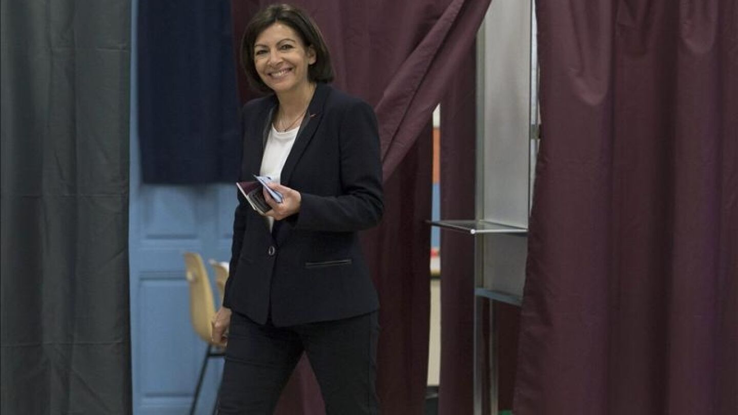 La candidata socialista a la alcald&iacute;a de Par&iacute;s, Anne Hidalgo, deposita su voto en Par&iacute;s.