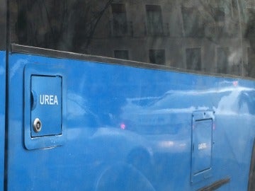 Depósito de urea de un autobús urbano madrileño, separado del de gasoil