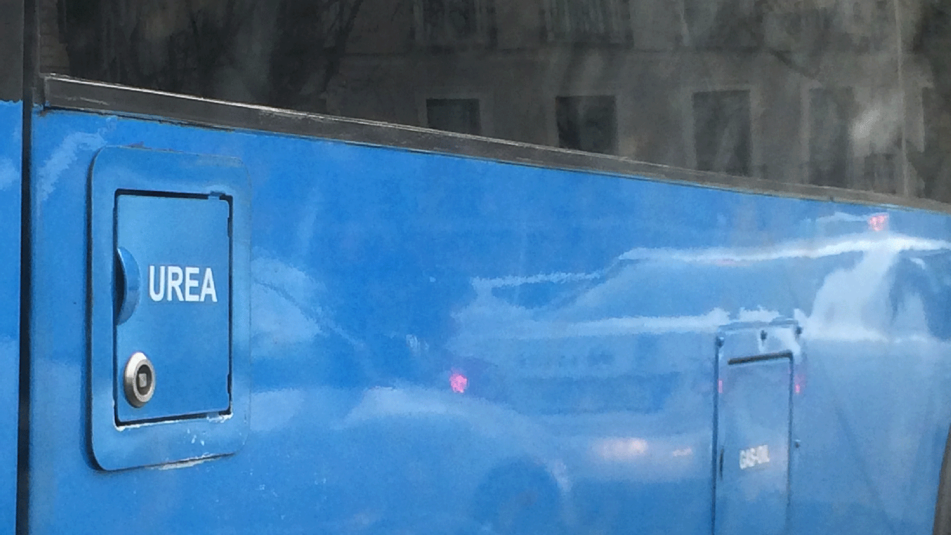 Depósito de urea de un autobús urbano madrileño, separado del de gasoil