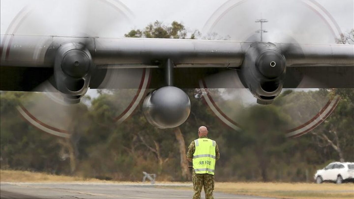 Imagen de las Fuerzas A&eacute;reas Australianas de un H&eacute;rcules C-130, que participa en las tareas de b&uacute;squeda.