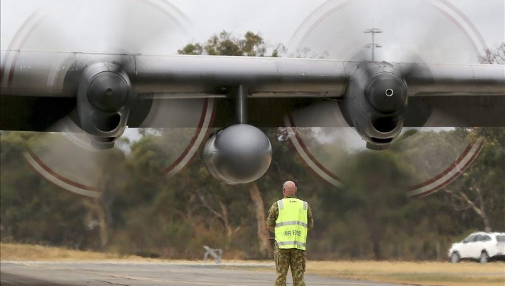 Imagen de las Fuerzas Aéreas Australianas de un Hércules C-130, que participa en las tareas de búsqueda.