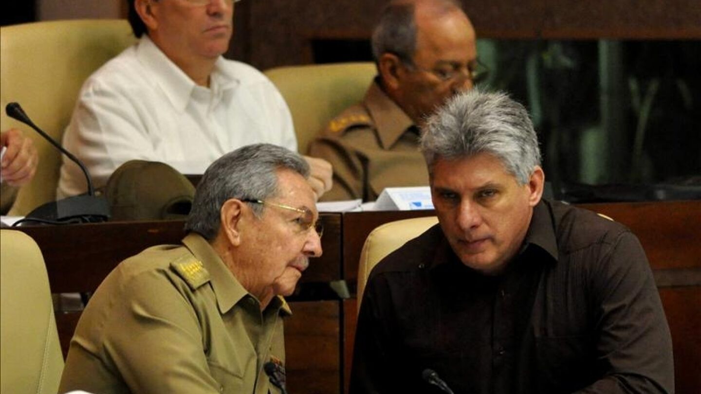 El presidente cubano, Ra&uacute;l Castro, mientras habla con el primer vicepresidente Miguel D&iacute;az-Canel
