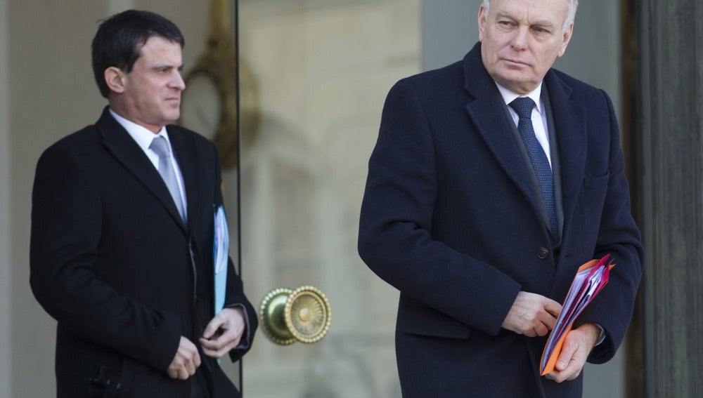 El ministro de Interior francés, Manuel Valls (i), junto al primer ministro, Jean-Marc Ayrault