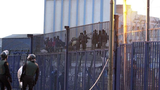 Cientos de inmigrantes de origen subsahariano intentan entrar a Melilla Cientos de inmigrantes de origen subsahariano intentan entrar a Melilla