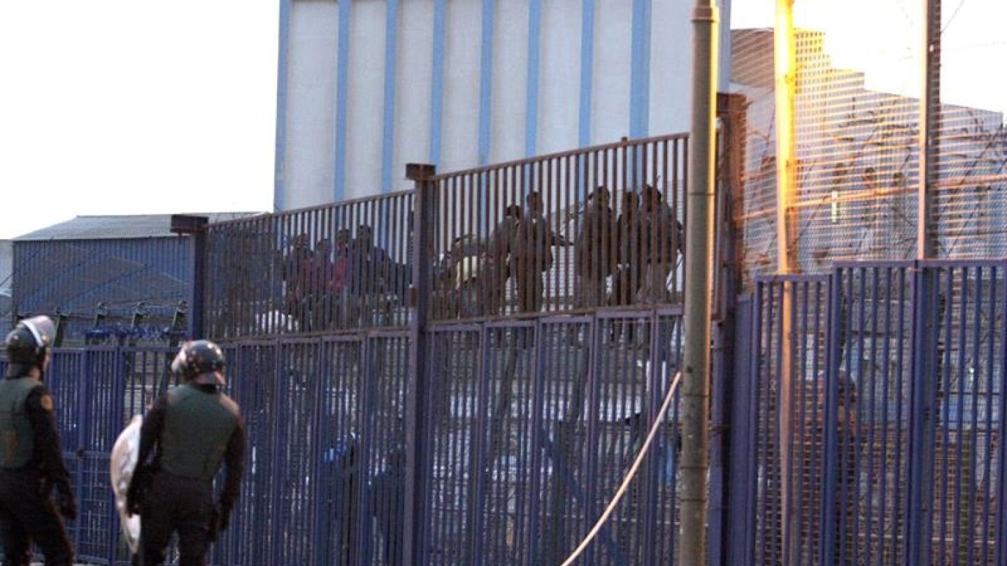 Cientos de inmigrantes de origen subsahariano intentan entrar a Melilla