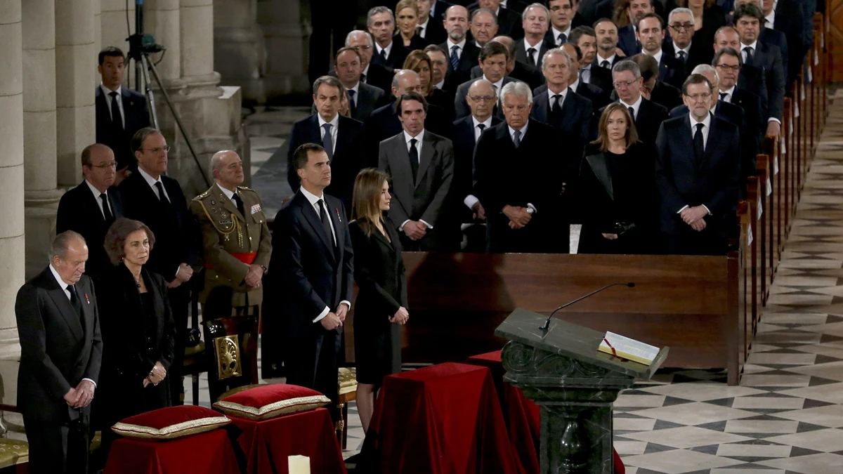 Los asistentes al funeral en la Almudena