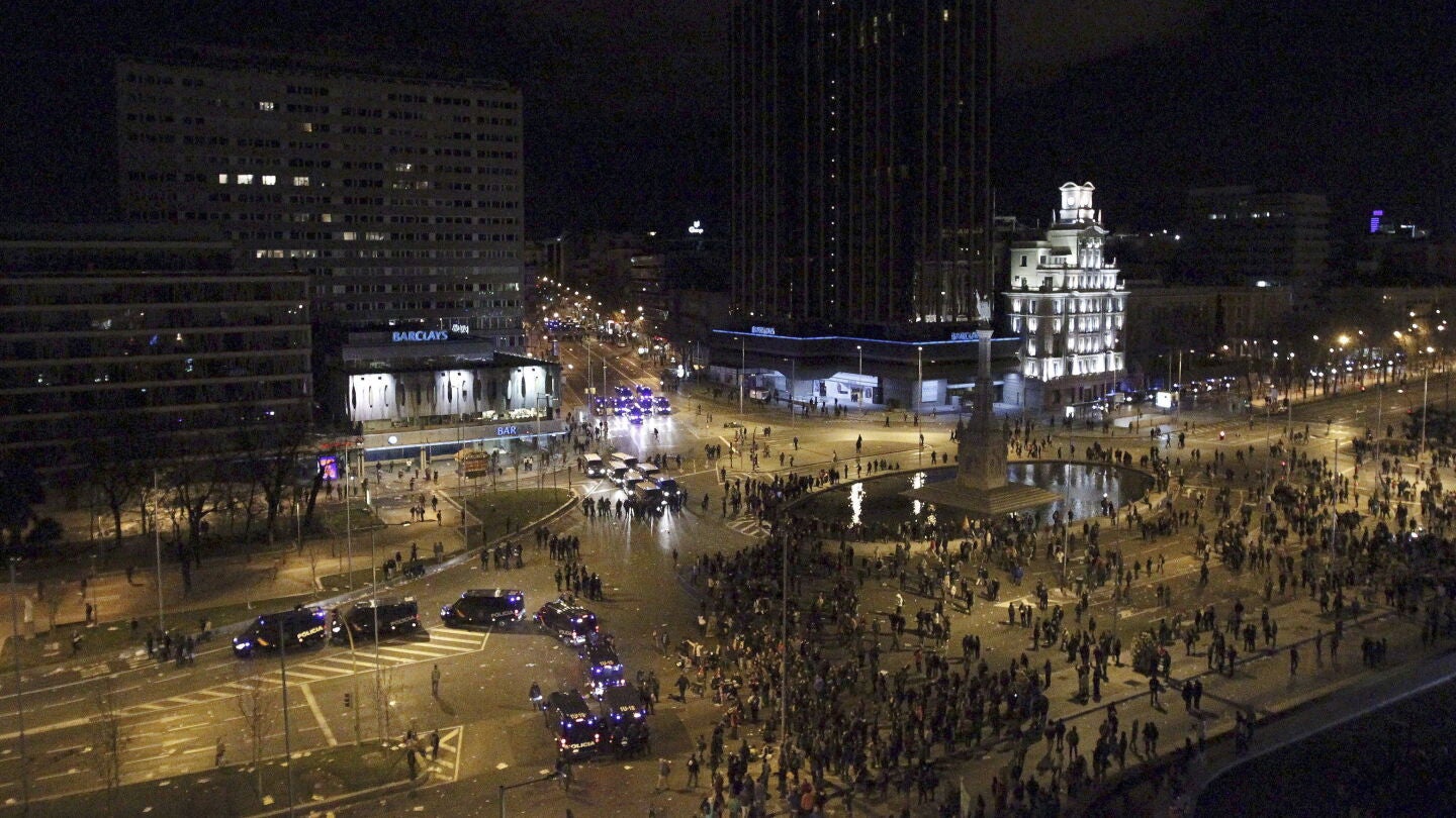 Vista de la plaza de Col&oacute;n de Madrid al t&eacute;rmino de las marchas por la dignidad que convocaron a decenas de miles de manifestantes en la capital