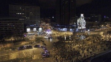 Vista de la plaza de Colón de Madrid al término de las marchas por la dignidad que convocaron a decenas de miles de manifestantes en la capital