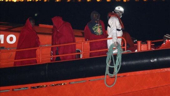 Inmigrantes a bordo de una embarcaci&oacute;n de Salvamento Mar&iacute;timo
