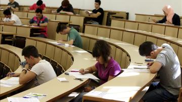 Alumnos en un aula (Archivo)