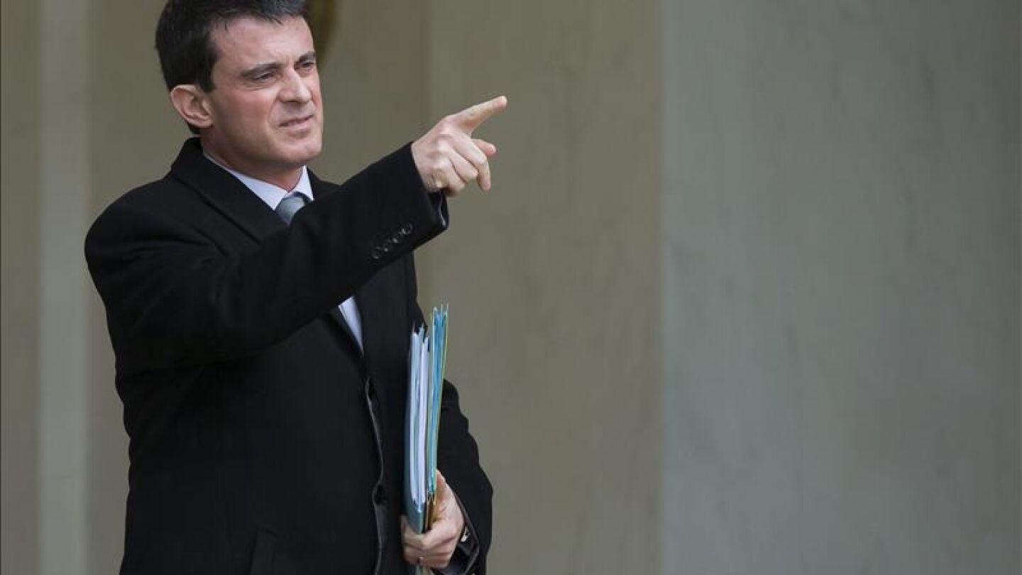 El nuevo primer ministro de Francia, Manuel Valls, a su salida ayer del Palacio del El&iacute;seo