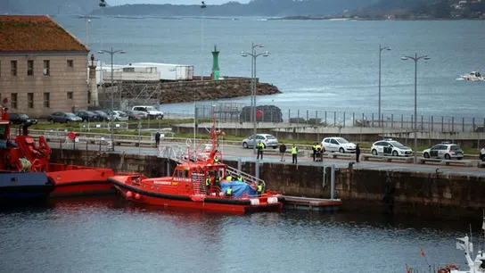 Una embarcación de Salvamento Marítimo llega con los cadáveres de los marineros Una embarcación de Salvamento Marítimo llega con los cadáveres de los marineros