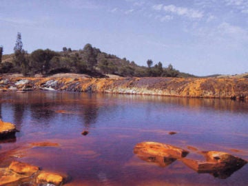 Detalle de las aguas de río Tinto en zonas próximas a su nacimiento