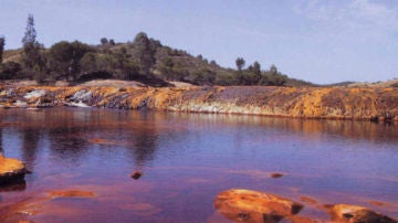 Detalle de las aguas de río Tinto en zonas próximas a su nacimiento