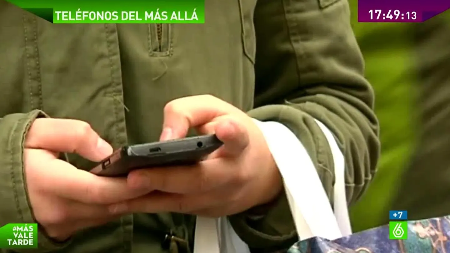 Una persona usa su móvil Una persona usa su móvil