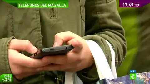 Una persona usa su móvil Una persona usa su móvil